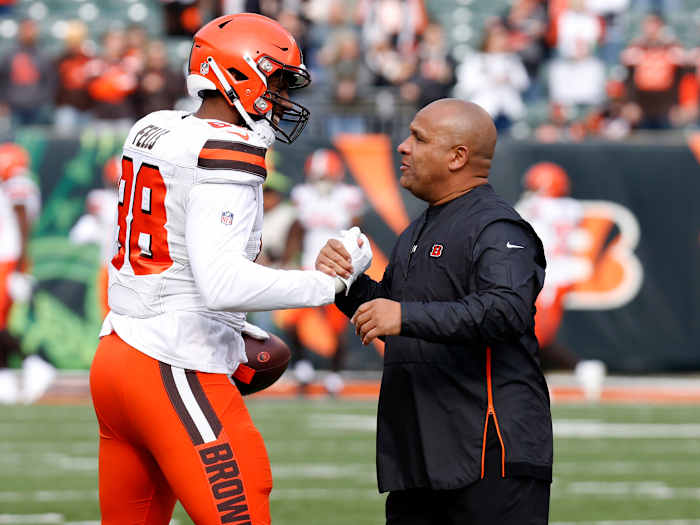 Nov 25, 2018; Cincinnati, OH, USA; Cincinnati Bengals special assistant to the head coach Hue Jackson meets with Cleveland Browns tight end Darren Fells (88) at Paul Brown Stadium.